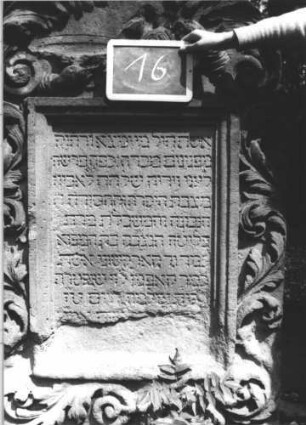 Grabstein am Sammelgrab 16 (Detailaufnahme)