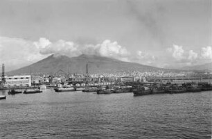 Reisefotos Italien. Neapel. Blick vom vor Anker liegenden Passagierschiff (wahrscheinlich der Milwaukee) zur Stadt und zum Vesuv