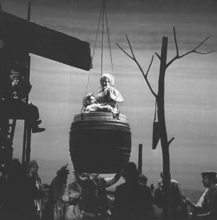 Szene aus "Katerina Ismailowa" von Dmitri Schostakowitsch : Szenenbilder aus "Katerina Ismailowa", Oper in 4 Akten (9 Bildern) von Dmitri Schostakowitsch mit Libretto von Alexander Preis nach der gleichnamigen Novelle von Nikolai Leskow. Deutsche Staatsoper Berlin, 02.1973 (Erstaufführung 24.02.1973)