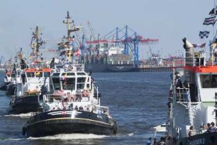 Vor den St. Pauli Landungsbrücken gibt es eine Traditions-Vorführung der Hamburger Hafenschlepper