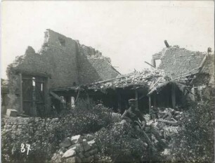 Deutsche Soldaten in zerstörter französischer Ortschaft