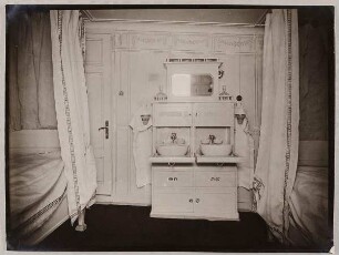 Kabine mit Waschtisch an Bord eines HAPAG-Dampfers