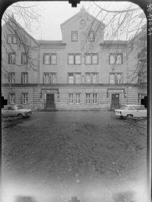 Kamenz, Platz der Jugend (Schulplatz) 1. 1. POS (1. Mittelschule; 1843-1844). Eingangsfront (Teilansicht)