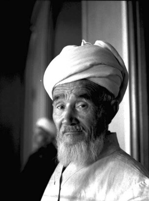 Mann mit Turban, Imam (?) in einer Moschee