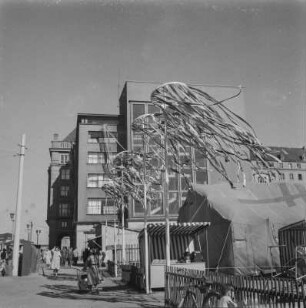 Dresden, Wilsdruffer Straße, Ausstellung auf einem Freigelände neben dem HOWA Kaufhaus.