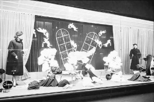 Freiburg: Schaufenster; Dekoration im großen Fenster