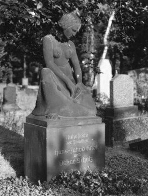 Grabmal für die Familien Hans-Jakob Knoll und Oskar Schulz : Grabmal für die Familien Hans-Jakob Knoll und Oskar Schulz. Sandstein, wohl 1. V. 20. Jh. Dresden-Johannstadt, Trinitatisfriedhof