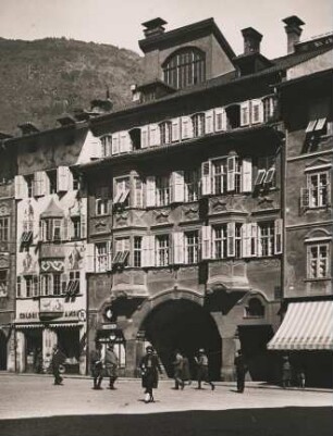 Bozen. Südtirol. Italien. Rathausplatz mit Blick zur Einfahrt Piavestraße (Durchfahrt). Ansicht des Hauses Rathausplatz 13