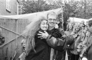 Kunsthandwerkermarkt: bei Wassermühle: Eröffnung: "Oberhexe" des Hexenensembles Astrid Walther gubt Umarmung an Bürgermeister Joachim Schop: hinten Zuschauer, Verkaufszelte: 3. Oktober 1999