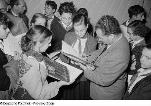 Kinder zu Besuch auf der Leipziger Herbstmesse 1954 in der polnischen Sektion