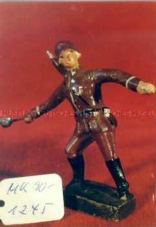 Soldat, Handgranate werfend