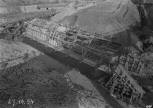 Industrie-Kraftwerk. Einschalung für eine Bogenbrücke und Aufschüttung für einen Bahndamm (Grubenbahn) : Lauta (Niederlausitz). Industrie-Kraftwerk. Einschalung für eine Bogenbrücke und Aufschüttung für einen Bahndamm (Grubenbahn)