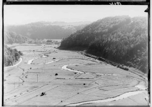 Hettingen - Ortsansicht; Blick vom Erzenbarnfelsen, Wässerwiesen