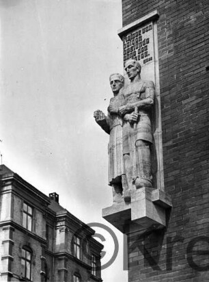 Arbeiter der Stirn und Arbeiter der Faust: Reichsbahndirektion Altona: Hamburg, Am Felde: Südwestecke westlicher Seitenflügel: zwei Männer in Berufsbekleidung mit Handwerkszeug: darüber Inschrift "Keiner von beiden bestünde ohne den anderen. Hitler";