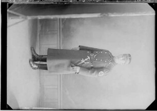 Mann in SA-Uniform mit Mantel und Dolch (Sturmmann)