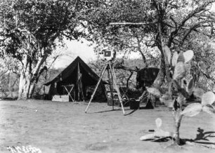 Nordrhodesien (heute: Samibia). Teile der fototechnischen Ausrüstung vor einem Zelt, 1931