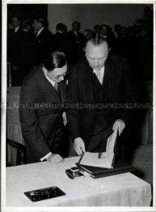 Konrad Adenauer mit dem unterzeichneten Deutschlandvertrag
