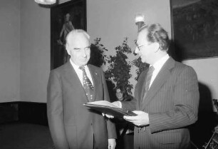 Freiburg: Kaufhaus; Bundesverdienstkreuz für Person; Ministerpräsident Späth überreicht es