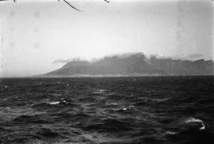 Tafelberg : Der Tafelberg bei Kapstadt, fotografiert vom Meer aus.