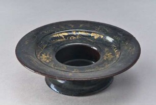 Tondino mit schwarz-brauner Glasur und Goldmalerei