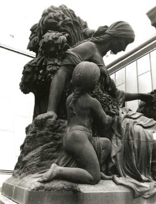 Frauenfigur mit kleinem Mädchen, einen Rosenkorb darreichend : Frauenfigur mit kleinem Mädchen, einen Rosenkorb darreichend. Sandstein (um 1905). Dresden-Altstadt, Schloßplatz 1, Baustelle Ständehaus (Bauphase Substanzsicherung / Wiederaufbau Dach)