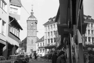 Siegen: Straße und Rathausturm [Turm Nicolaikirche] mit Schaufensterspiegelung