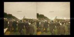 Zeppelin über der Tribüne auf dem Tempelhofer Feld, Berlin