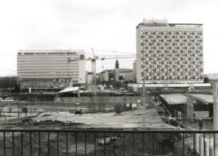 Dresden-Altstadt, Prager Straße. ibis-Hotel "Bastei" (1968-1969; M. Arlt, K. Haller, K.-H. Schulze) und Hotel "Mercure" (1968-1970; C. Kaiser, M. Arlt, H. Fuhrmann, J. Weinert)
