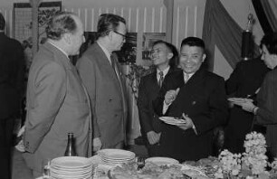 Empfang im vietnamesischen Ausstellungspavillon, Rolf Lemser (?) Messeamtsdirektor (2.v.r.) im Gespräch mit Vertretern der vietnamesischen Messedelegation