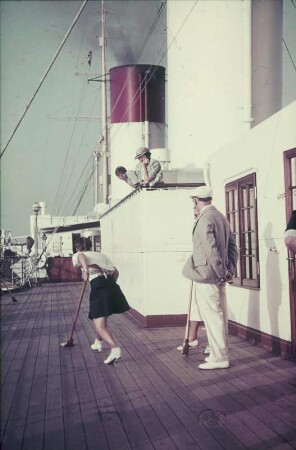 Bordleben. Passagiere spielen auf dem Oberdeck des Passagierschiffes Cap Arcona Shuffleboard