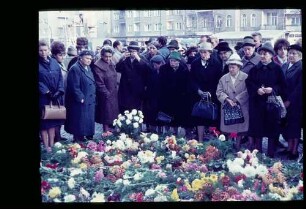 Trauer um Kennedy/ Menschen und Blumenmeer