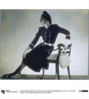 Frau in Kleid von Schroeder und Eggeringhaus
