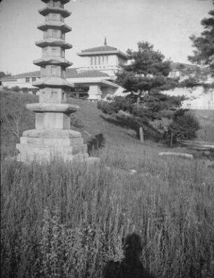 Pagode und Museum auf dem Botandai-Berg in Nordkorea : Ansicht mit Schatten des Fotografen