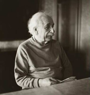Der Physiker Albert Einstein in seinem Haus in Princeton