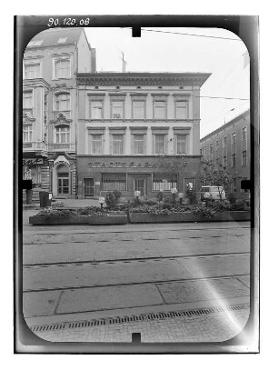 Brandenburg an der Havel, Hauptstraße. Wohnhaus mit Sparkasse. Straßenfront