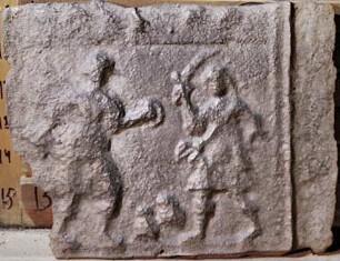 Fragment einer Ofenplatte, zwei Kämpfer