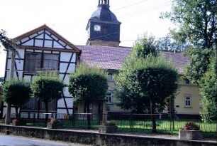alte Schule mit vorgeblendetem Fachwerk, Sitz der heutigen Gemeindeverwaltung