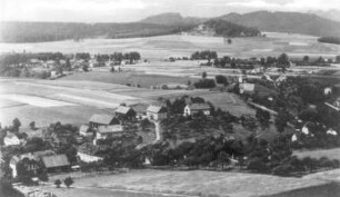 Schöna (Reinhardtsdorf-Schöna). Ortsteilansicht. Blick von der Kaiserkrone nach Westen gegen Wolfsberg und Lasensteine