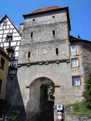 Stadtbefestigung - Stadttor (Hohenstaufentor) zum Burgviertel von Süden mit Schießscharten in den Obergeschossen