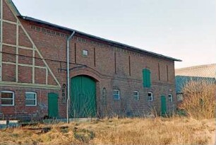 Drahtmühle (11): Hofanlage: links Anbau Wirtschaftstrakt, Giebelseite mit Fachwerk [angeschnitten]: Bildmitte rückwärtiger Querbau Wirtschaftsgebäude, Traufseite mit Scheunentor: hinten rechts Nebengebäude