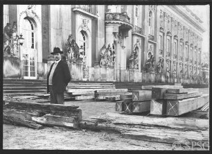 Potsdam, Neues Palais, Gartenseite, Teilansicht der Gartenseite während Restaurierungsarbeiten 1931.