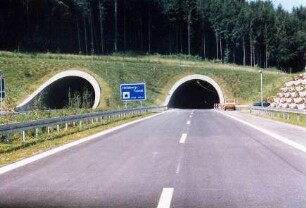 Heilsbergtunnel Nordportal und Fertigteilstützwand am Friedhof Ebringen