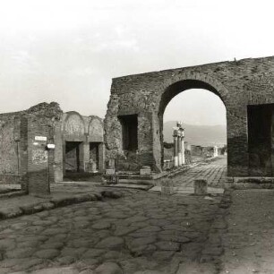 Pompeji. Forum Civile (Ostseite). Blick durch den sog. Bogen des Germanicus