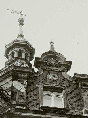 Dresden-Neustadt, Louisenstraße 87. Wohnhaus mit Laden (1899). Ecktürmchen und Ziergiebel