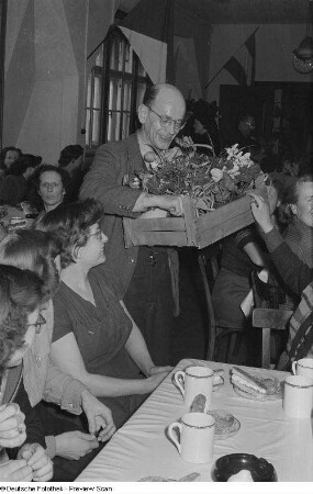 Übergabe von Blumengeschenken auf einer Veranstaltung zum Internationalen Frauentag