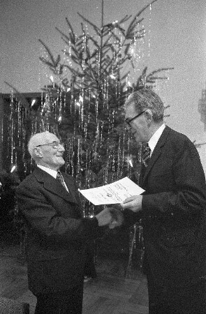 Ehrung des 92jährigen Willi Knierer für 75jährige Mitgliedschaft im Schwarzwaldverein Karlsruhe