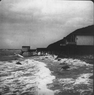 Lohme. Strand mit Damen- und Herrenbad unterhalb des Jasmunder Steilufers