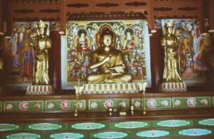 Buddha-Altar in der buddhistischen Pohyon-sa-Tempelanlage