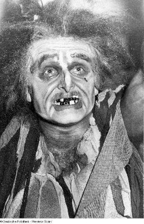 Der Schauspieler Gerhard Vogt als Hexe in "Faust I"