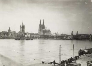 Köln, Rheinansicht : Köln, Blick über den Rhein, Rheinpromenade mit Rathausturm, Groß Sankt Martin, Dom und Hohenzollernbrücke